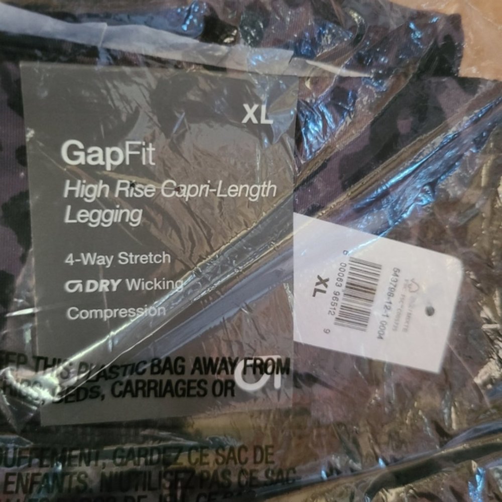 🖤🤍 NWT‼️ GapFit Compression Capris - Picture 2 of 7